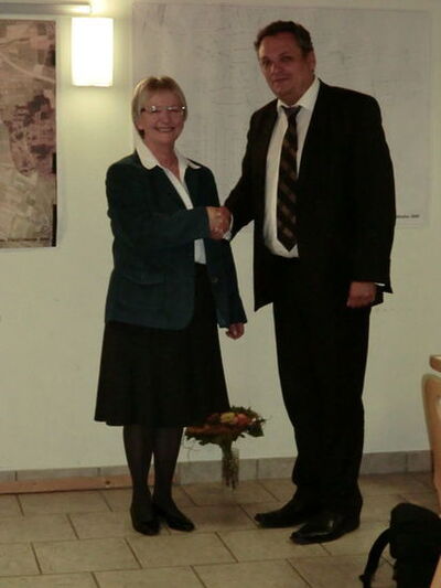 Ortsvorstehen Daniel Steinrode besiegelt die Amteinführung per Handschlag.